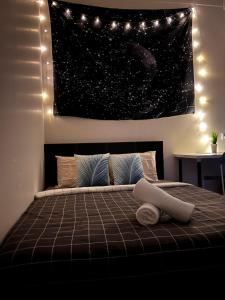 Postel nebo postele na pokoji v ubytování Room3#IG theme Bargainous#Shared Bathroom#2pax#2min Kek Lok Si