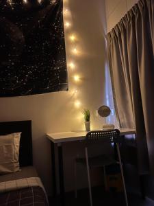 Postel nebo postele na pokoji v ubytování Room3#IG theme Bargainous#Shared Bathroom#2pax#2min Kek Lok Si
