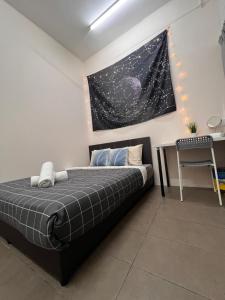Postel nebo postele na pokoji v ubytování Room3#IG theme Bargainous#Shared Bathroom#2pax#2min Kek Lok Si