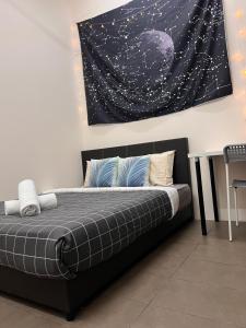 Postel nebo postele na pokoji v ubytování Room3#IG theme Bargainous#Shared Bathroom#2pax#2min Kek Lok Si