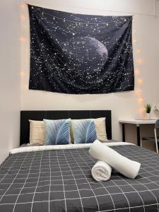 Postel nebo postele na pokoji v ubytování Room3#IG theme Bargainous#Shared Bathroom#2pax#2min Kek Lok Si