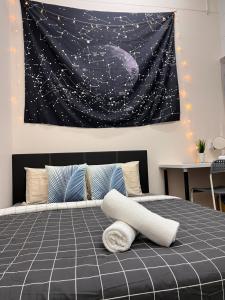 Postel nebo postele na pokoji v ubytování Room3#IG theme Bargainous#Shared Bathroom#2pax#2min Kek Lok Si