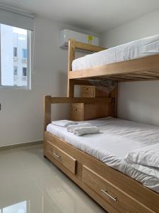 Våningssäng eller våningssängar i ett rum på Apartamento confortable - Caribe Campestre