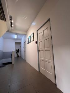 Fotografie z fotogalerie ubytování Room3#IG theme Bargainous#Shared Bathroom#2pax#2min Kek Lok Si v destinaci Ayer Itam