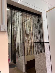 Fotografie z fotogalerie ubytování Room3#IG theme Bargainous#Shared Bathroom#2pax#2min Kek Lok Si v destinaci Ayer Itam