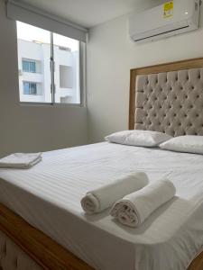 Säng eller sängar i ett rum på Apartamento confortable - Caribe Campestre