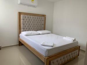 Säng eller sängar i ett rum på Apartamento confortable - Caribe Campestre