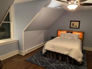 1 dormitorio con 1 cama y ventilador de techo en Pope House - Hist. Mansion - The Wild(e) Suite, en Helena