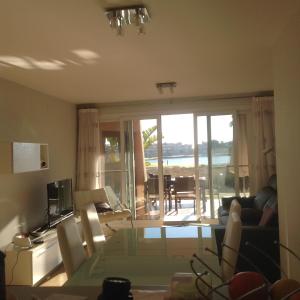 トレ・パチェコにあるLuxury appartment on golf resortの海の景色を望むリビングルーム