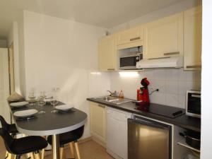 Kuchyňa alebo kuchynka v ubytovaní Charmant T3 à Montauban-de-Luchon, 41m², véranda, jardin sud 58m², parking sécurisé - FR-1-313-219