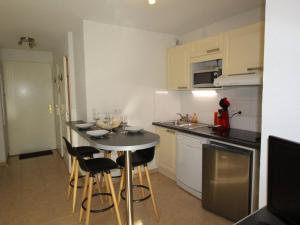 Kuchyňa alebo kuchynka v ubytovaní Charmant T3 à Montauban-de-Luchon, 41m², véranda, jardin sud 58m², parking sécurisé - FR-1-313-219