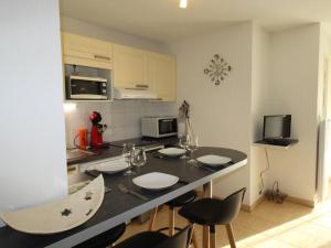 Kuchyňa alebo kuchynka v ubytovaní Charmant T3 à Montauban-de-Luchon, 41m², véranda, jardin sud 58m², parking sécurisé - FR-1-313-219