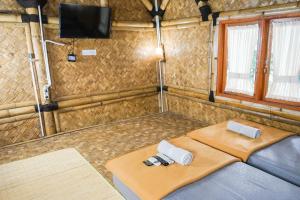 Cette chambre comprend un canapé et une télévision dans une caravane. dans l'établissement INAGRO, à Bogor
