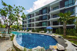 Πισίνα στο ή κοντά στο The Title Condo by Tropiclook
