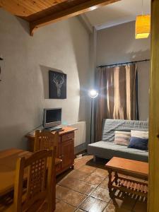 a living room with a couch and a desk with a computer at GINEBRA SKY in Sierra Nevada