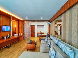 TV a/nebo společenská místnost v ubytování Amber Dale Luxury Hotel & Spa, Munnar