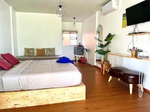 a bedroom with a bed and a television in it at Insook Ko Larn Resort in Ko Larn