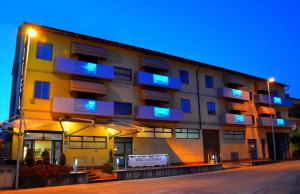 un edificio con cartelli blu sul lato di Valmarina a Calenzano