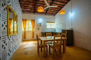 ein Esszimmer mit einem Tisch und Stühlen in der Unterkunft Luxury 6 BHK Villa with Private Swimming Pool in Velha Goa