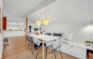 KongsmarkにあるBeautiful Home In Rm With 3 Bedrooms And Wifiのキッチン、ダイニングルーム(白いテーブル、椅子付)