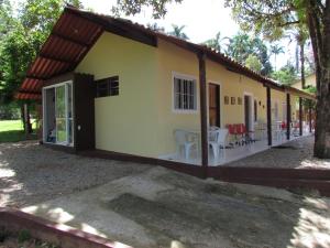 a small house with a porch and a patio at Chalés Damata in Ubatuba