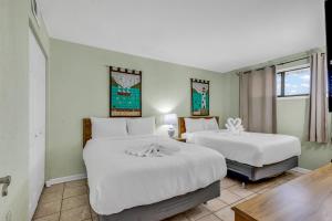ein Schlafzimmer mit zwei Betten und einem Fenster in der Unterkunft Hosteeva Oceanview Meridian Plaza Condo in Myrtle Beach