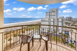 einen Balkon mit Stühlen und Strandblick in der Unterkunft Hosteeva Oceanview Meridian Plaza Condo in Myrtle Beach