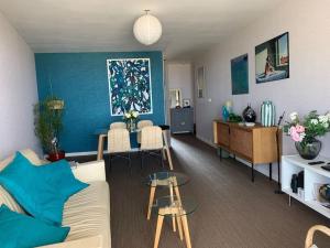 uma sala de estar com um sofá e uma mesa em Bel Appartement vue mer SAINT BREVIN LES PINS em Saint-Brévin-les-Pins