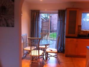 jadalnia ze stołem i krzesłami oraz balkonem w obiekcie ire House Eire House w Coventry