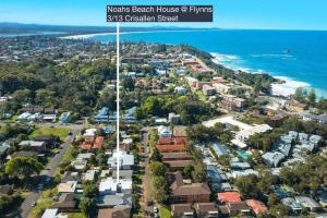 una vista aérea del suburbio de la casa de playa norte de la calle Hyannis en Noahs Beach House - at Flynns en Port Macquarie