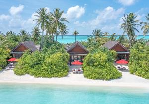 eine Luftansicht eines Resorts am Strand in der Unterkunft Niyama Private Islands Maldives in Dhaalu Atoll