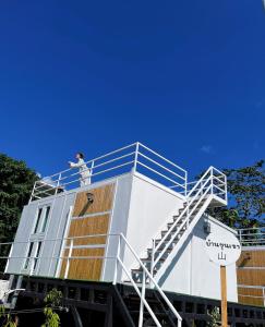 Das Gebäude in dem sich die Zelt-Lodge befindet