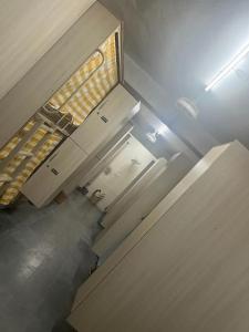 una habitación con vistas panorámicas a una escalera en Abuzz OxfordCaps, Genome Valley Hyderabad, en Hyderabad