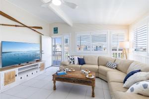 Гостиная зона в Pet friendly Anna Bay Beach Shack, 44 Ocean Avenue - fantastic 2 storey house with spectacular views +34 фотографии