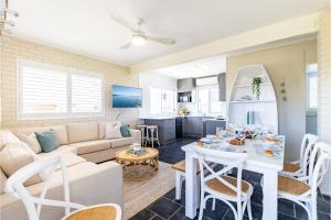 Гостиная зона в Pet friendly Anna Bay Beach Shack, 44 Ocean Avenue - fantastic 2 storey house with spectacular views