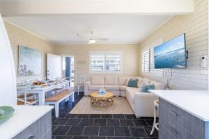 Телевизор и/или развлекательный центр в Pet friendly Anna Bay Beach Shack, 44 Ocean Avenue - fantastic 2 storey house with spectacular views