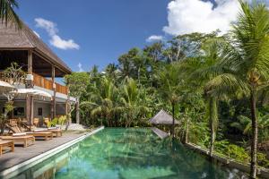 RUMAH KAYU RESORT内部或周边的泳池