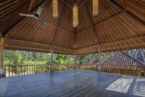 RUMAH KAYU RESORT的阳台或露台