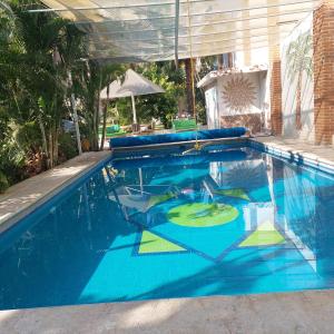 uma piscina com um mosaico no meio em Quinta las golondrinas em Morelos