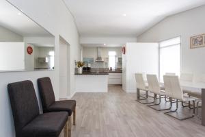 cocina y comedor con mesa y sillas en Waverley apartment F-two bedrooms wifi available, en Perth