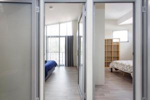 Habitación con una puerta que conduce a un dormitorio en Waverley apartment F-two bedrooms wifi available, en Perth