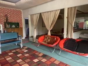 uma sala de estar com duas camas e um sofá em Villa Situ Citiwu Ciwidey em Ciwidey