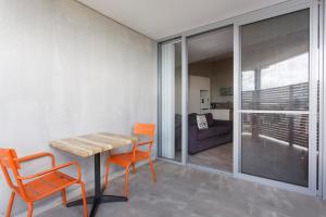 Habitación con mesa, 2 sillas y sala de estar. en Waverley apartment B-one bedroom wifi available en Perth