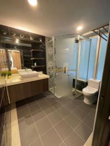 een badkamer met een wastafel, een toilet en een douche bij Illusyin Retreat in Shah Alam