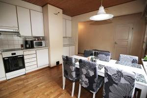 cocina con mesa y sillas en una habitación en Holiday Home - Detached house 108m2, 3 rooms, 1 living room, Sauna en Joensuu