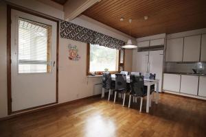 una cucina e una sala da pranzo con tavolo e sedie di Holiday Home - Detached house 108m2, 3 rooms, 1 living room, Sauna a Joensuu