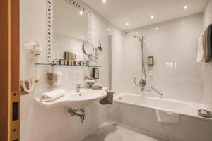 Łazienka w obiekcie Arlen Lodge Hotel inkl Premium Karte im Sommer