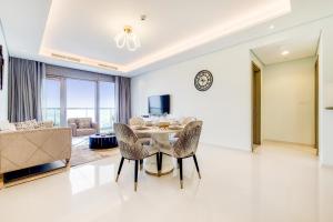 uma sala de jantar e sala de estar com mesa e cadeiras em Primestay - Paramount Midtown 1BR in Business Bay em Dubai