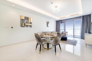 uma sala de jantar com mesa e cadeiras em Primestay - Paramount Midtown 1BR in Business Bay em Dubai