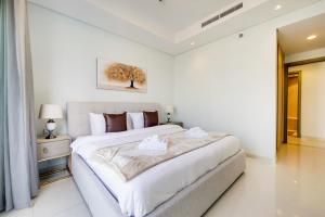 um quarto branco com uma cama grande num quarto em Primestay - Paramount Midtown 1BR in Business Bay em Dubai